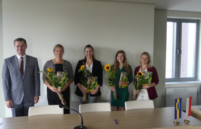 Na zdjęciu od lewej  Wójt Gminy Świerklan Tomasz Pieczja, Beata Sobczyk, Beata  Pendziałek, Agnieszka Dzierżawa i Radosława Stabla