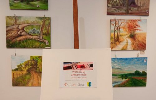 Zdjęcie przedstawia zajęcia z  warsztatów akwarelowych w Śląskiej Galerii Malarstwa JAN w Jankowicach 