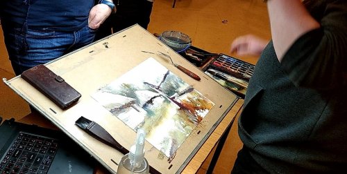 Zdjęcie przedstawia zajęcia z  warsztatów akwarelowych w Śląskiej Galerii Malarstwa JAN w Jankowicach 